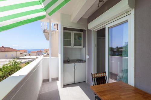 Apartments by the sea Podgora, Makarska - 13216