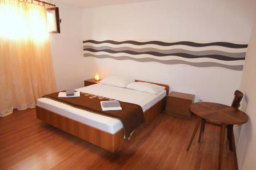 Ένα ή περισσότερα κρεβάτια σε δωμάτιο στο Apartments with a parking space Pag - 12892