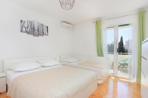 Apartments by the sea Makarska - 13222