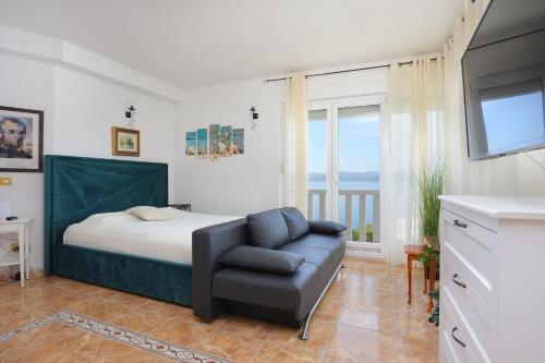 Postel nebo postele na pokoji v ubytování Apartments by the sea Lokva Rogoznica, Omis - 13226