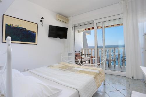 Apartments by the sea Lokva Rogoznica, Omis - 13226