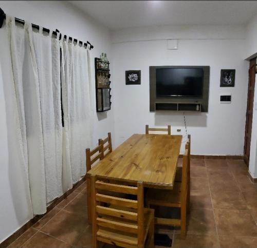 サルタにあるDUO HOMEのダイニングルーム(木製テーブル、テレビ付)