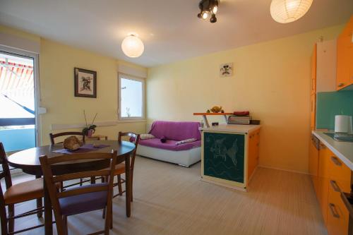 Kuchyň nebo kuchyňský kout v ubytování Apartments by the sea Dugi Rat, Omis - 13250