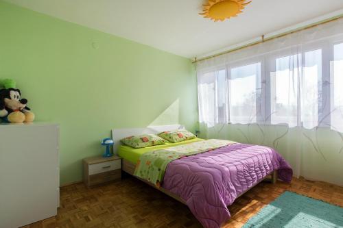 Postel nebo postele na pokoji v ubytování Apartments by the sea Dugi Rat, Omis - 13250