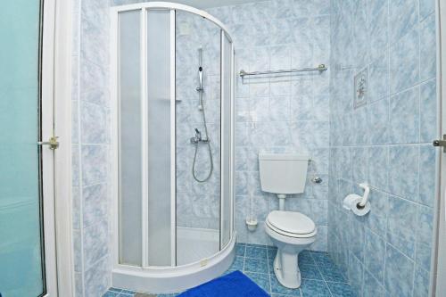 ein Badezimmer mit Toilette und Glasdusche in der Unterkunft Apartments with parking space Porec - 13141 in Poreč
