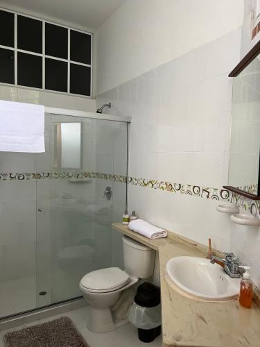 a bathroom with a toilet and a sink and a shower at Casa Campestre Veracruz in Pereira