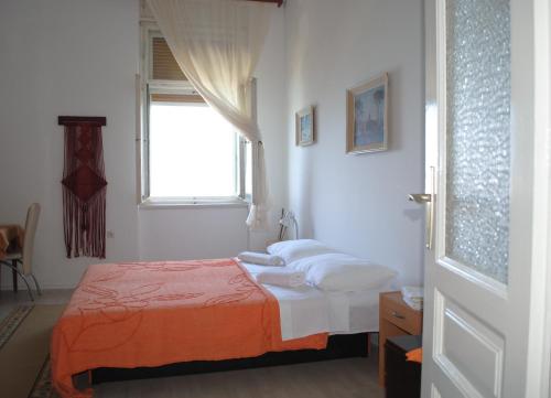 Postel nebo postele na pokoji v ubytování Apartments by the sea Zadar - 13291