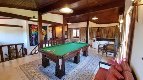 a living room with a pool table in it at Casa 10 suítes, até 64 pessoas, Praia Ferradura in Búzios