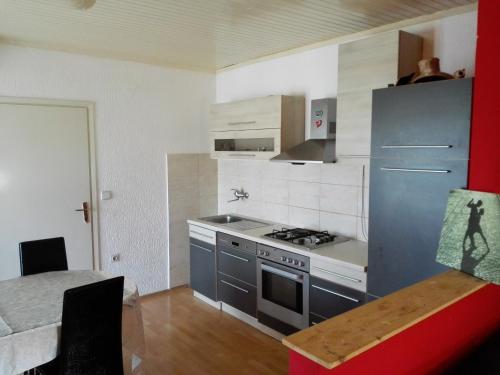 Kuchyňa alebo kuchynka v ubytovaní Apartments with a parking space Murine, Umag - 13302