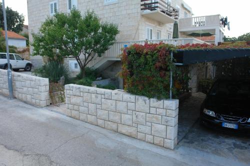 Apartments with parking space Supetar, Brac - 13180