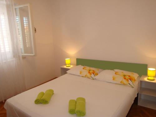 Postel nebo postele na pokoji v ubytování Apartments with parking spaces Supetar, Brac - 13180