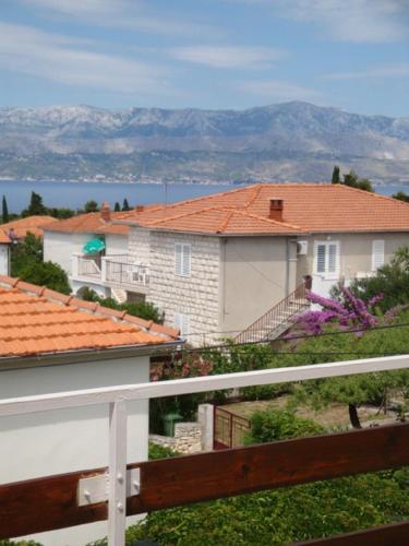 Apartments with parking space Supetar, Brac - 13180