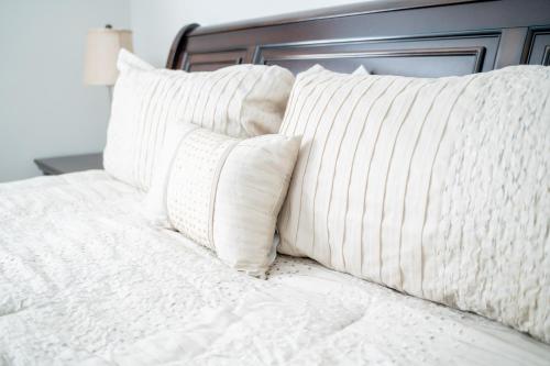 Ένα ή περισσότερα κρεβάτια σε δωμάτιο στο Kannapolis Excellent Sleep Experience - Pet Friendly