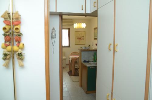 una camera con cucina e sala da pranzo di Apartments with a parking space Split - 13335 a Spalato (Split)