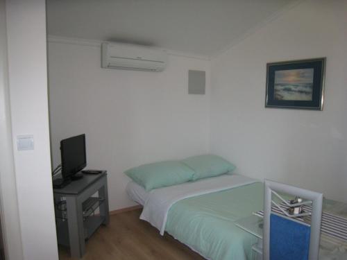 Posteľ alebo postele v izbe v ubytovaní Apartments by the sea Nin, Zadar - 13133