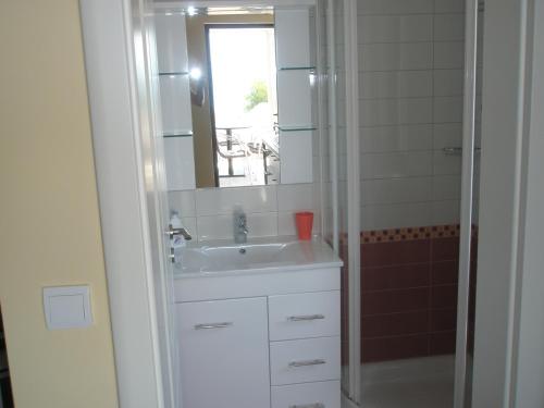 Kúpeľňa v ubytovaní Apartments by the sea Nin, Zadar - 13133