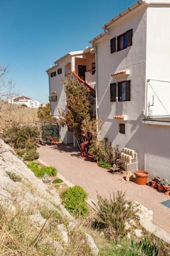 Apartments and rooms with parking space Pag - 13355