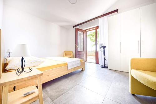 1 dormitorio con 1 cama, 1 mesa y 1 silla en Apartments and rooms by the sea Puntinak, Brac - 12255, en Selca