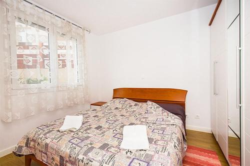 Postel nebo postele na pokoji v ubytování Apartments with WiFi Split - 13373