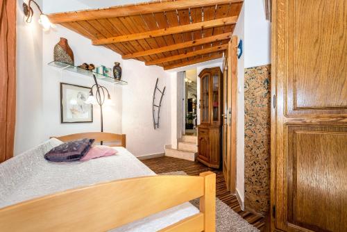 une chambre avec un lit et une porte en bois dans l'établissement Luxury villa with a swimming pool Rogoznica - 13374, à Rogoznica