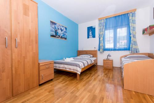 Apartments with parking space Trogir - 13378