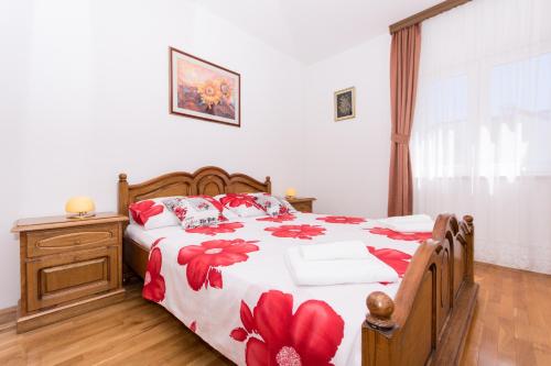 Apartments with parking space Trogir - 13378