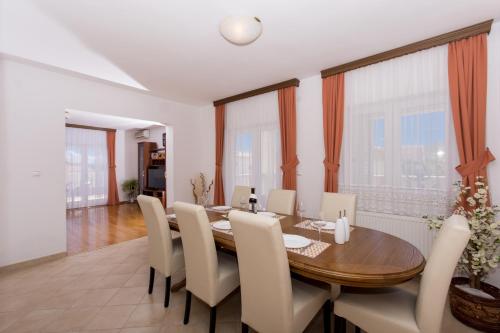 Apartments with parking space Trogir - 13378
