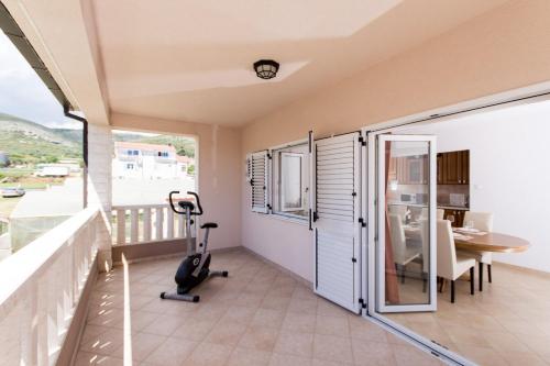 Apartments with parking space Trogir - 13378