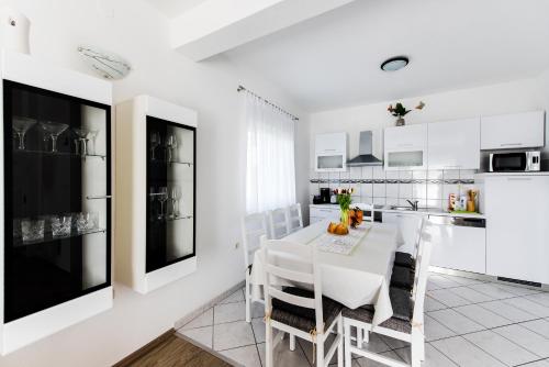 Apartments with swimming pool Podstrana, Split - 13393