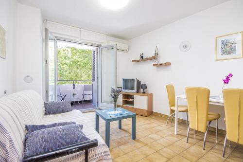 Apartments by the sea Pula - 13401
