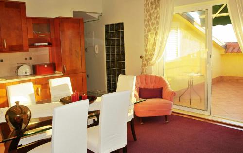 Apartments with parking space Rijeka - 13377
