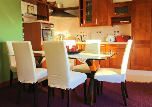 Apartments with parking space Rijeka - 13377