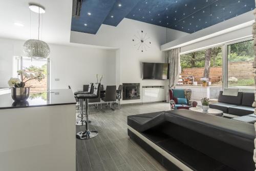 Luxury villa with a swimming pool Split - 13408