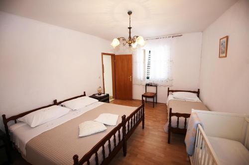 Apartments by the sea Bol, Brac - 13413