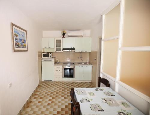 Apartments by the sea Bol, Brac - 13413