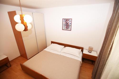 Apartments by the sea Bol, Brac - 13413