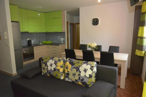 Apartments with a parking space Pula - 13416