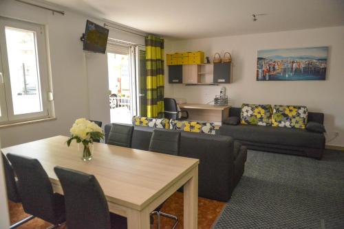 Apartments with a parking space Pula - 13416