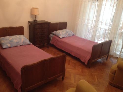 1 Schlafzimmer mit 2 Betten und einer Kommode in der Unterkunft Apartments by the sea Muline, Ugljan - 12533 in Ugljan