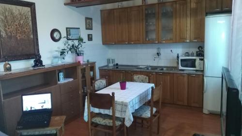 Una cocina con una mesa con una computadora portátil encima. en Apartments with a parking space Klis, Split - 13435, en Klis