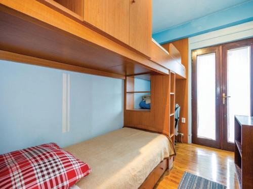 ein Schlafzimmer mit einem Bett in einem Zimmer in der Unterkunft Apartments with a parking space Kastav, Opatija - 13441 in Kastav