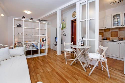 Apartments with WiFi Rovinj - 13454