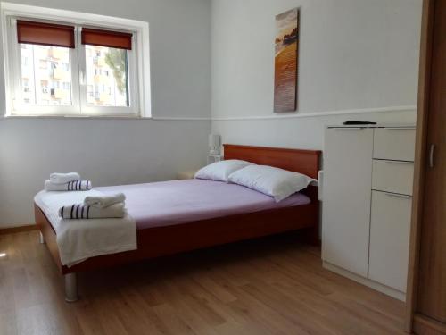 1 dormitorio con 1 cama con toallas en Apartments with WiFi Split - 13459, en Split