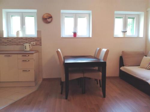 een keuken met een tafel en stoelen in een kamer bij Apartments with WiFi Split - 13459 in Split