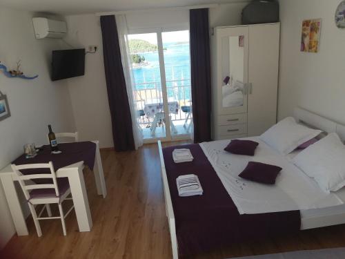 Ένα ή περισσότερα κρεβάτια σε δωμάτιο στο Apartments with WiFi Vis - 13442