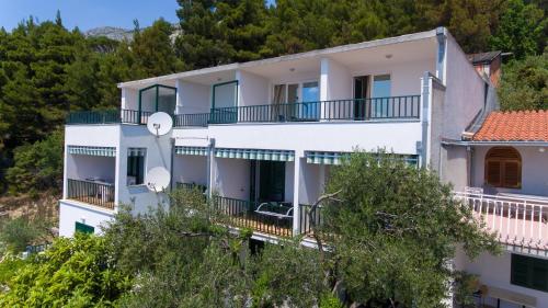 Apartments with parking space Brela, Makarska - 11687