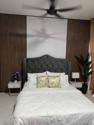מיטה או מיטות בחדר ב-Cheerfull3 bedroom townhouse Terrace