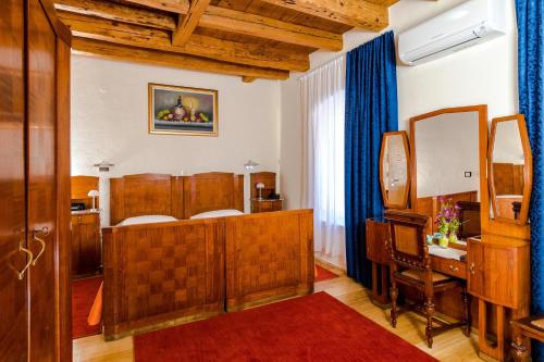 Postel nebo postele na pokoji v ubytování Apartments and rooms with a swimming pool Sumartin, Brac - 13483