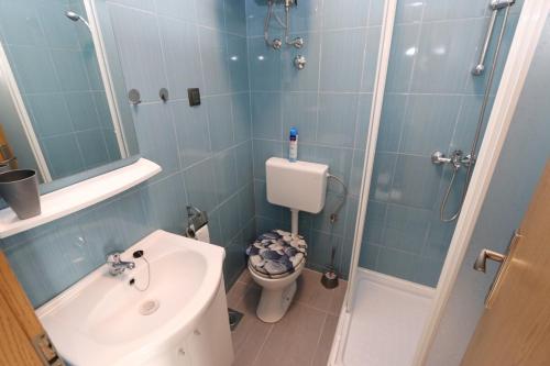 Ένα μπάνιο στο Apartments with a parking space Novalja, Pag - 13497