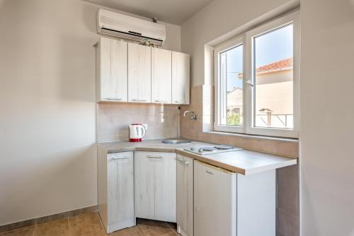 Kuchyňa alebo kuchynka v ubytovaní Apartments with parking spaces Jelsa, Hvar - 13513